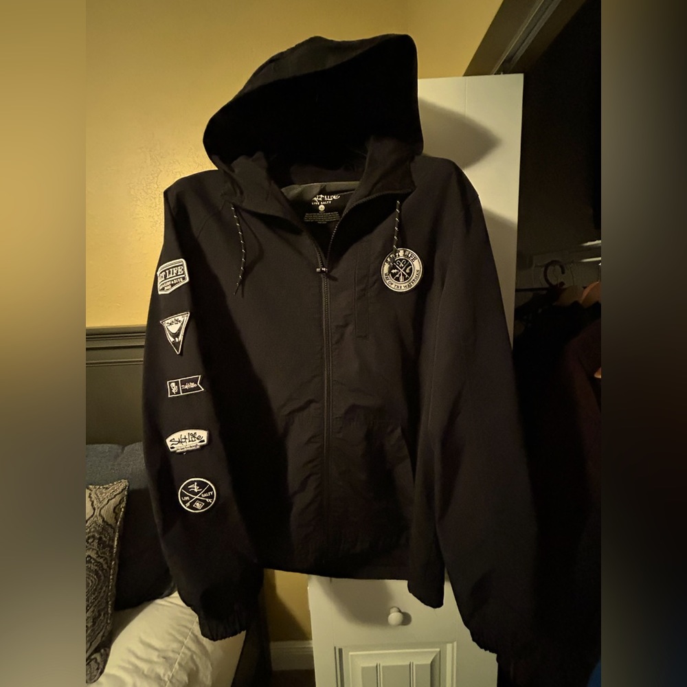 SALT LIFE® MEN'S "ROGUE JACKET".  Nylon hooded rain jacket, like new condition.